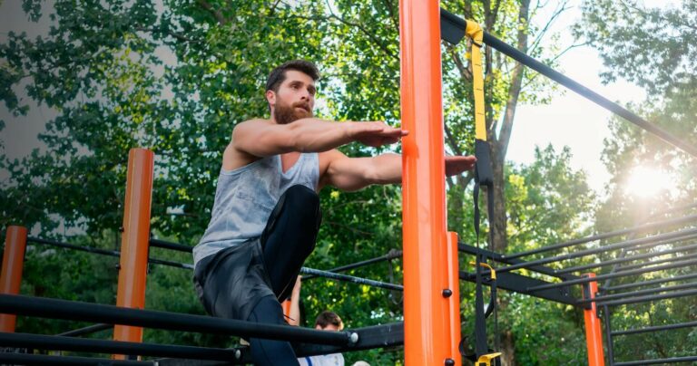 Hombre haciendo ejercicio en gimnasio de exterior